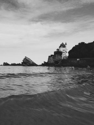 Plage et mer de Biarritz en noir et blanc