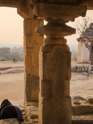 poster Une femme assise sur un pilier de pierre