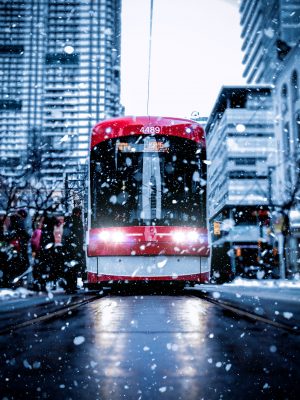 poster Un bus rouge dans une rue enneigée