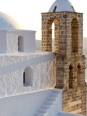 poster Un bâtiment blanc avec un dôme et une tour