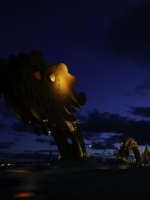 poster Une grande statue de dragon en métal dans une rue