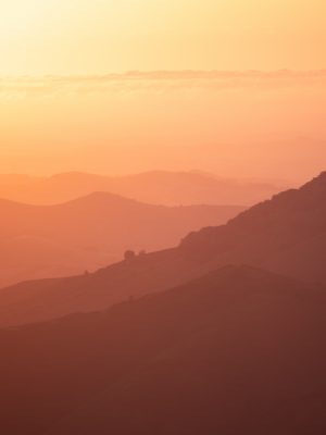 poster Un paysage de montagnes avec un coucher de soleil