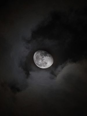 poster La lune dans le ciel